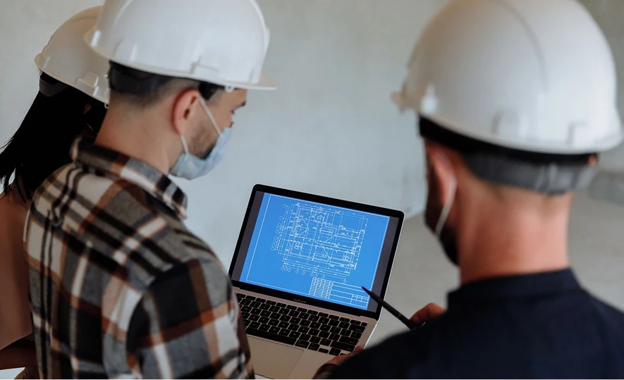 conocenos-equipo-de-swiphomes-revisando-planos-de-un-proyecto